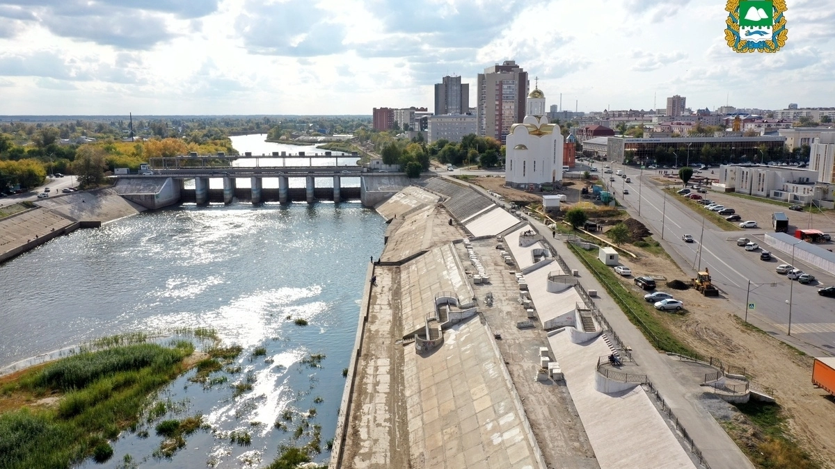 Юные курганцы угодили в ледяную воду на набережной Тобола 