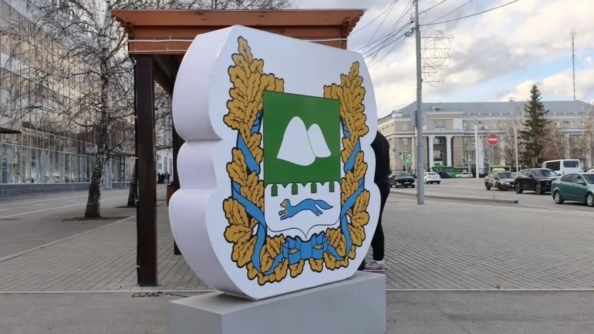 В Кургане установили стелы с символикой Зауралья возле Троицкой площади