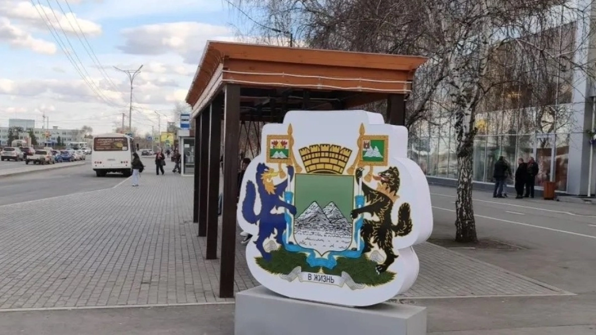В Кургане улицы украшены арт-объектами с изображением гербов 