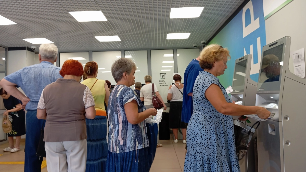 Курганцам назвали точные даты получения пенсий и пособий в мае