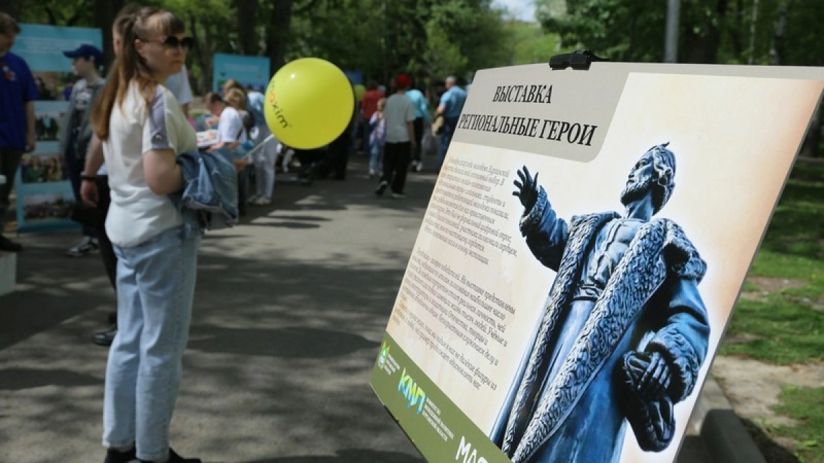 В честь 81 годовщины Победы в парках Кургана звучит вальс, а дети исследуют военную технику