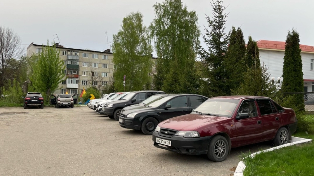 Курганцам напомнили об административной ответственности за парковку на газонах