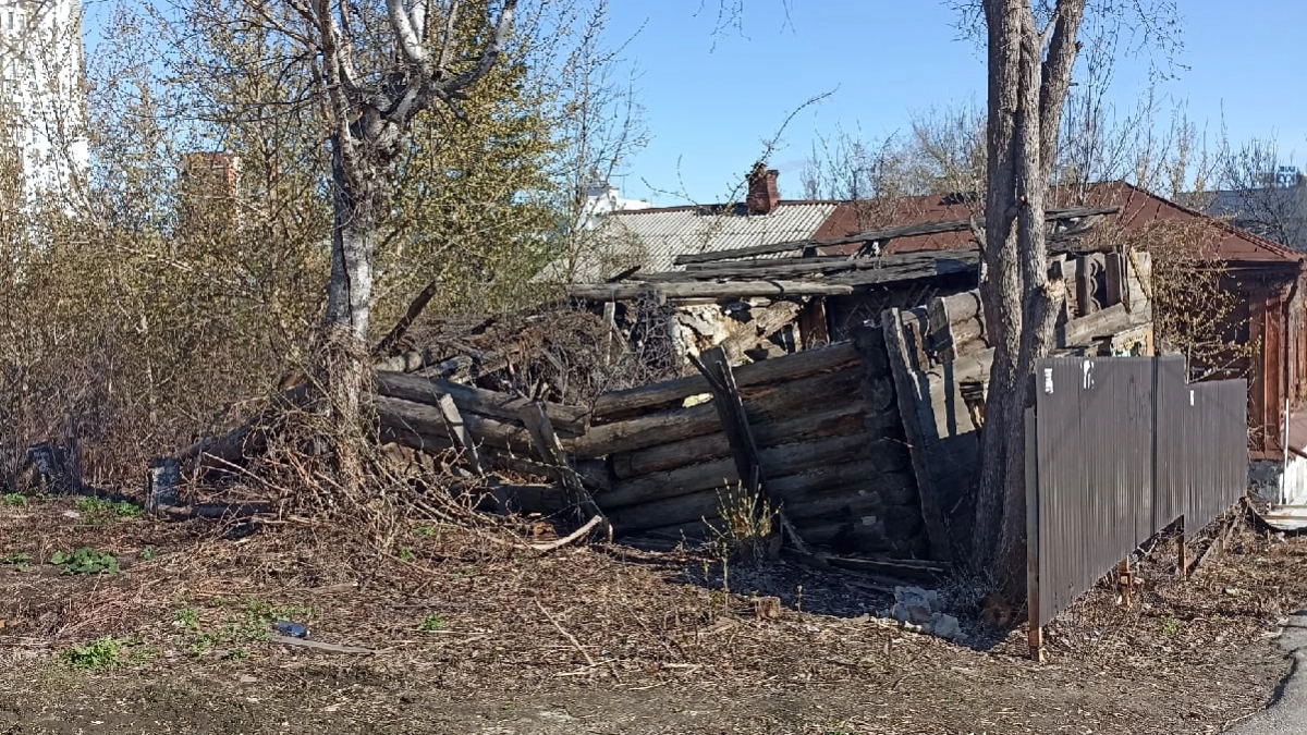 В Кургане снесли заброшенный дом, в котором замерзла бабушка