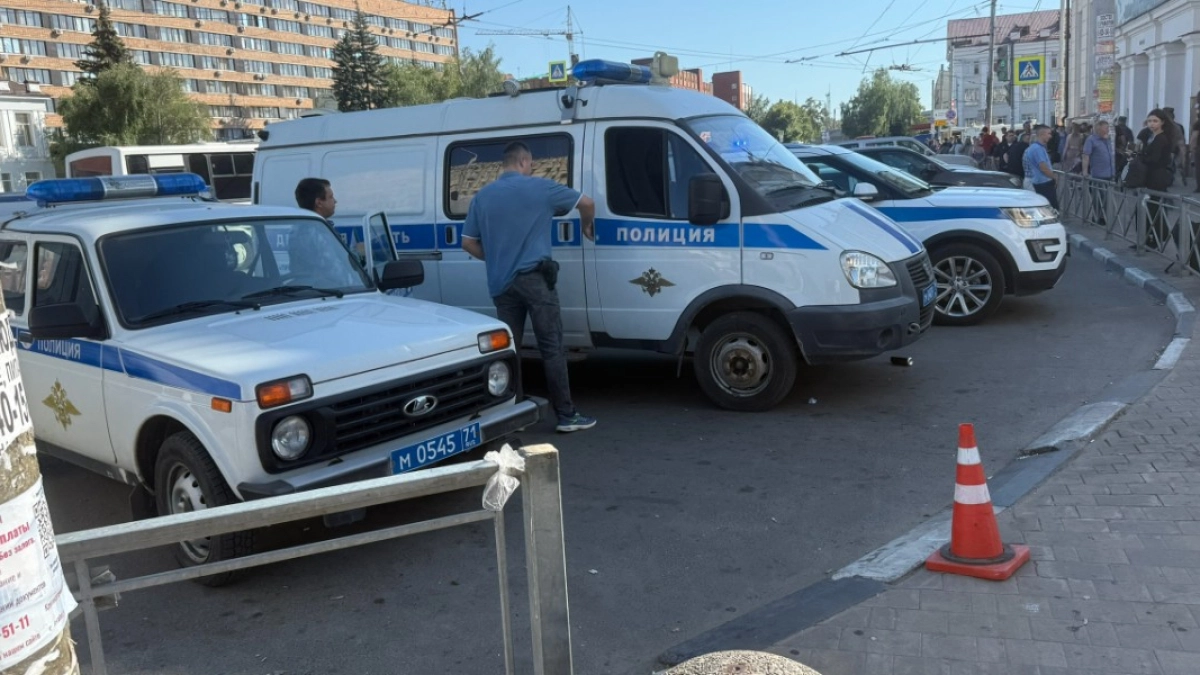 В Кургане полицейские установили личность вандала, повредившего топиарий в виде музыканта
