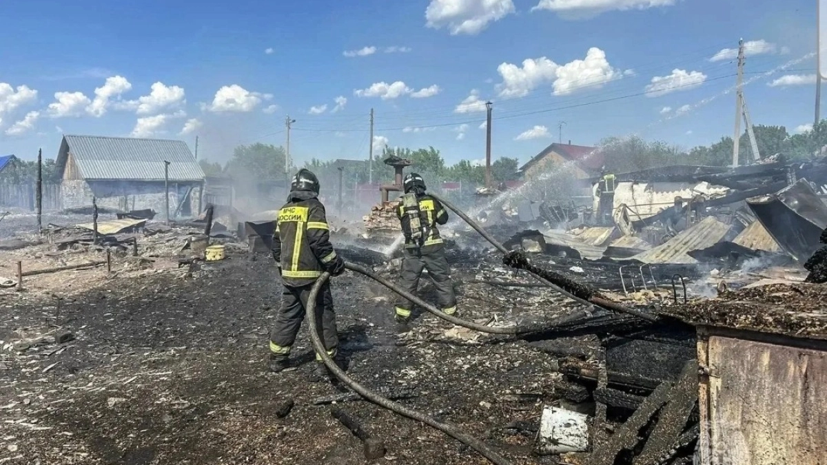 В Кетовском округе из-за ветхой проводки сгорели несколько зданий и автомобиль