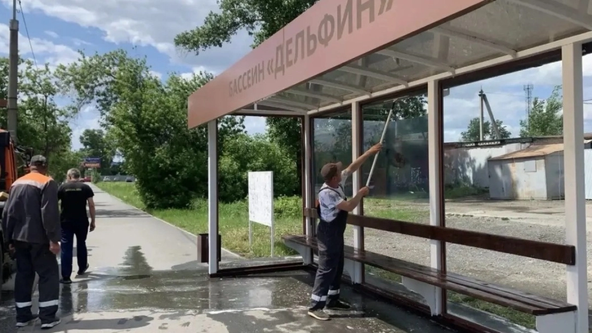 В Кургане дорожные службы продолжают приводить в порядок проезжие и пешеходные части