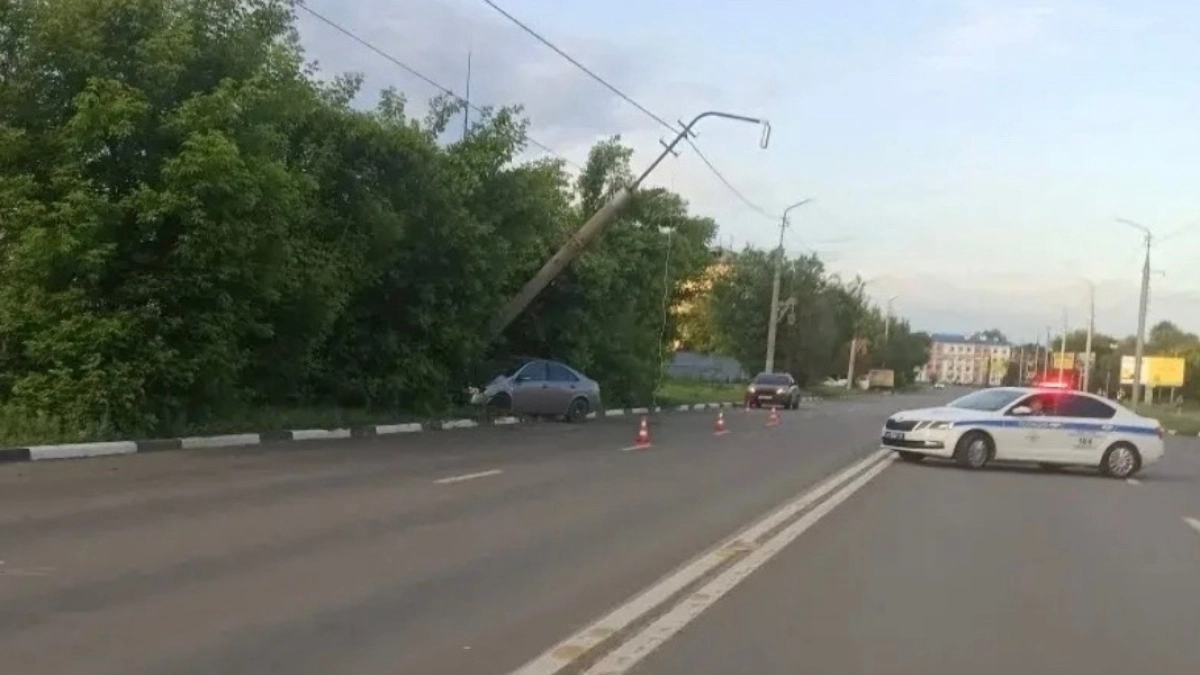 В Кургане пьяный водитель, не справившись с управлением, врезался в столб