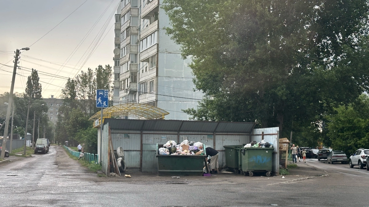 Беречь добро годами про запас, храня в сундуках, чтобы потом родня выкинула хлам на помойку