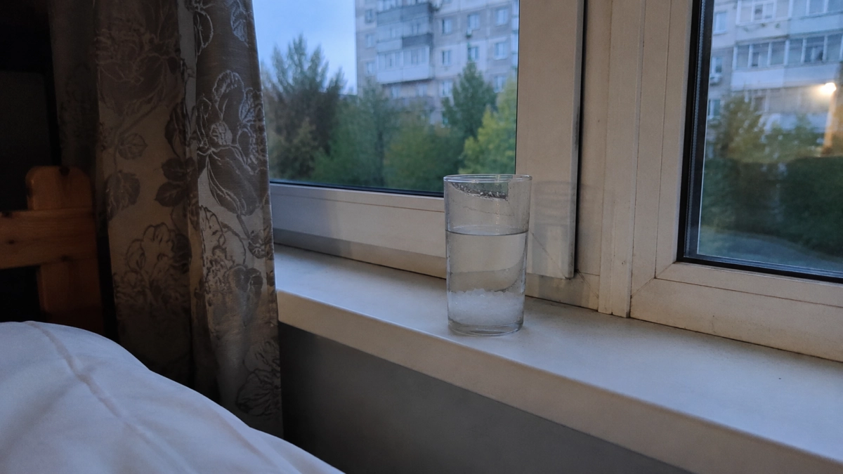 Зачем нужно ставить стакан с солью в комнате: запомните на всю жизнь и детям расскажите
