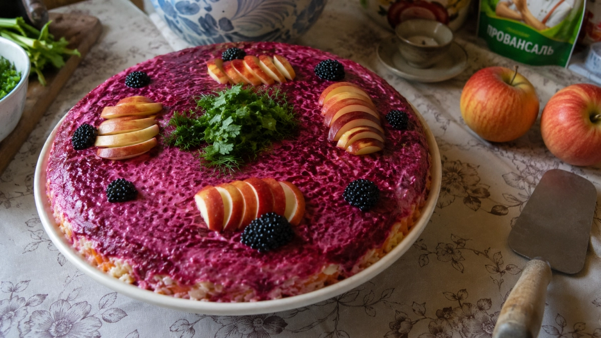 Пичкать «Шубу» майонезом — прошлый век: кулинарные боги готовят с яблоком — сочнее, свежее, легче