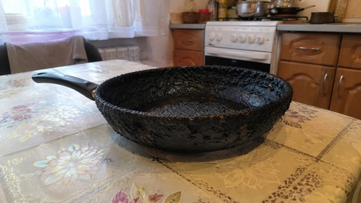 Черный панцирь нагара сползет со сковороды сам: мыло, сода и кипяток — она сияет, как с витрины