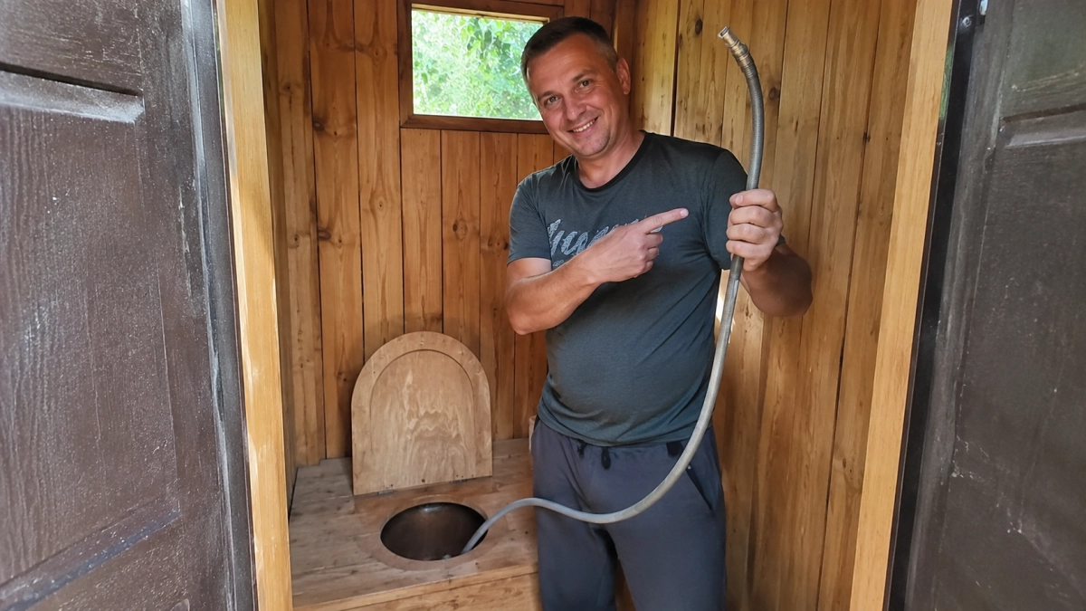 Старый шланг лучше новых двух: его можно удачно пристроить в дачном туалете — 5 полезных и нужных способов