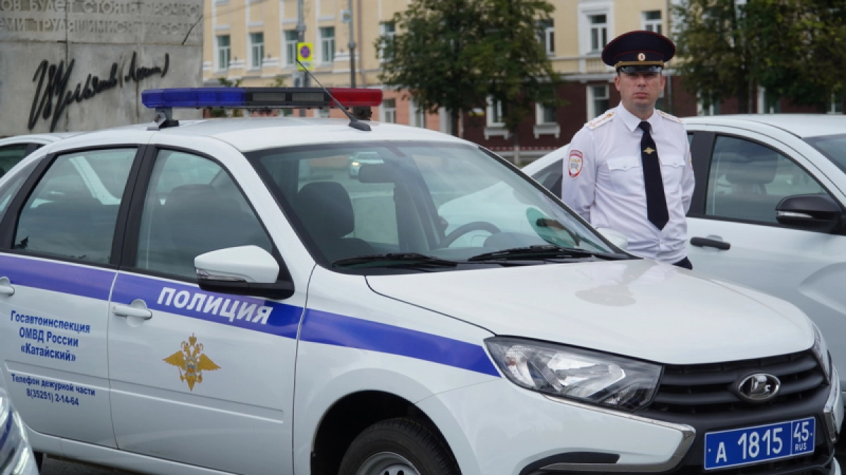 В Кургане в торжественной обстановке полицейским вручили ключи от 16 новых автомобилей
