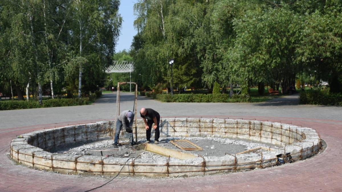 В курганском Городском саду им. А. Невского продолжается ремонт фонтата