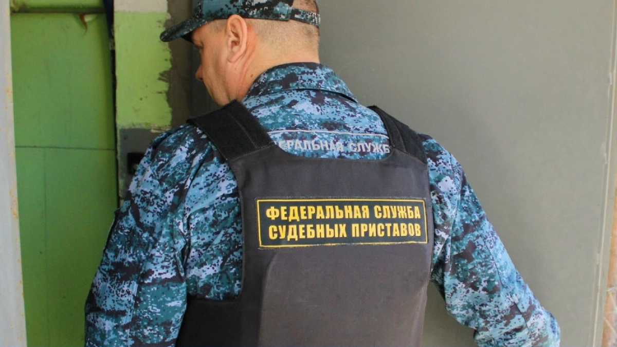 Курганские судебные приставы помогли потушить пожар в магазине