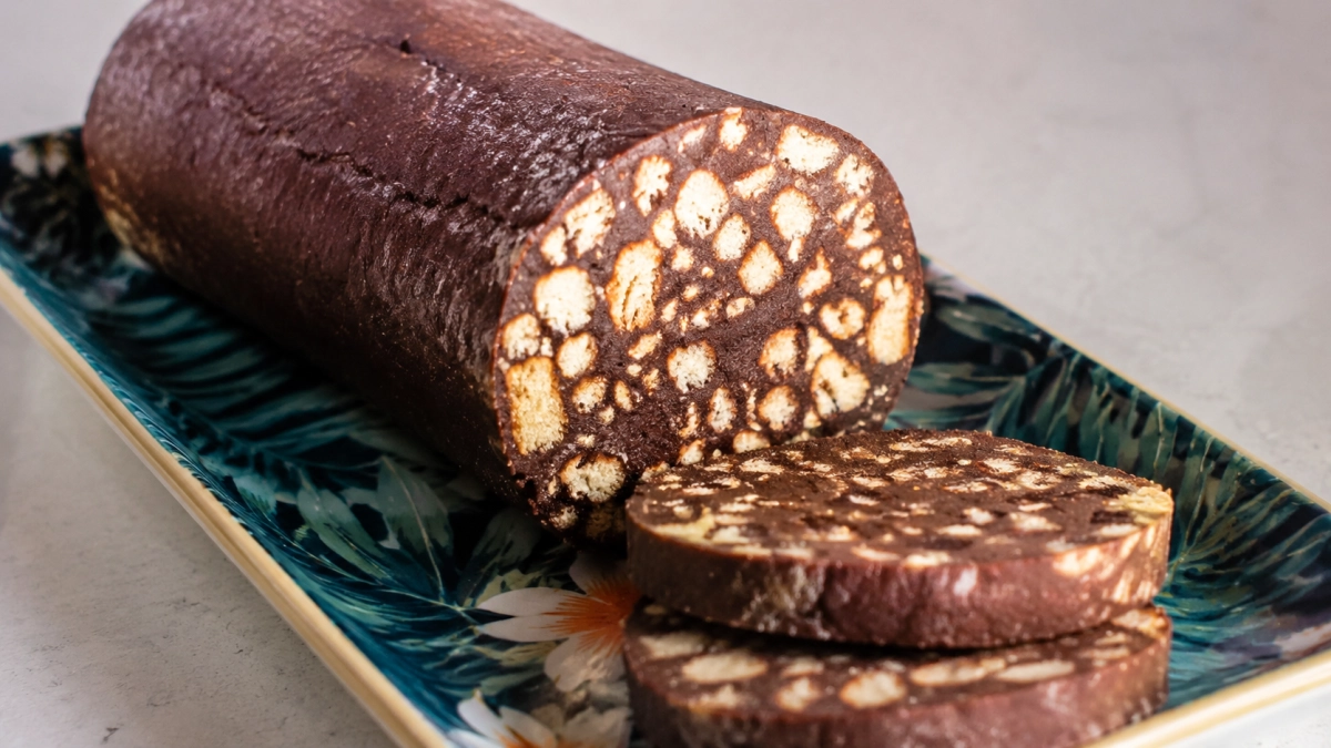 Ленивые хозяйки балуются шоколадной колбасой — 15 минут и вкусно до изнеможения: печенье, сгущенка, какао