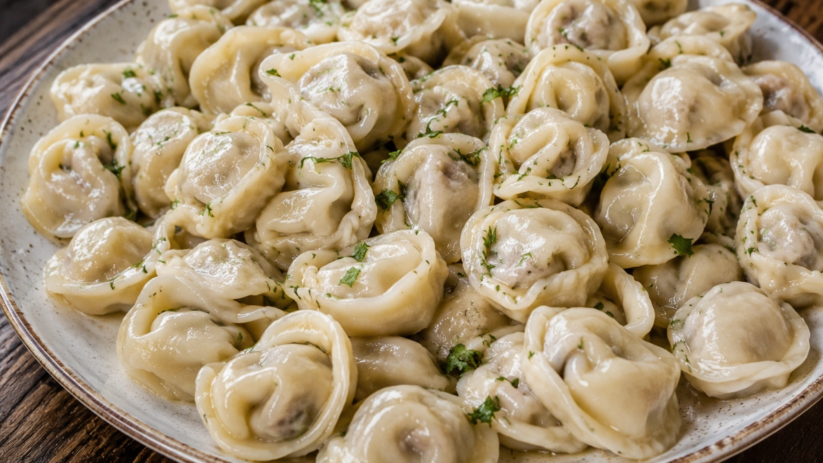Не вода и не молоко: в чем варят пельмени профессиональные повара — куда вкуснее и ароматнее