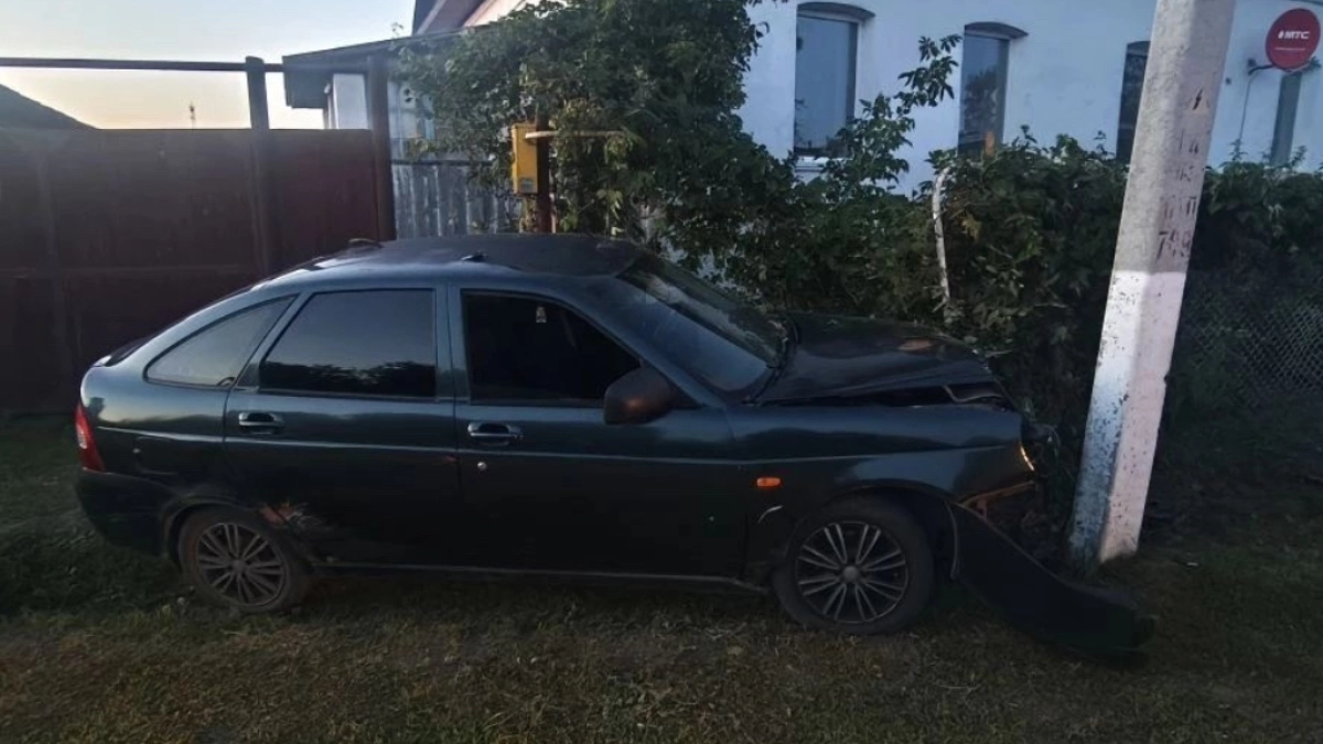 В Шадринском округе «Лада Приора» врезалась в фонарный столб: пострадали два человека