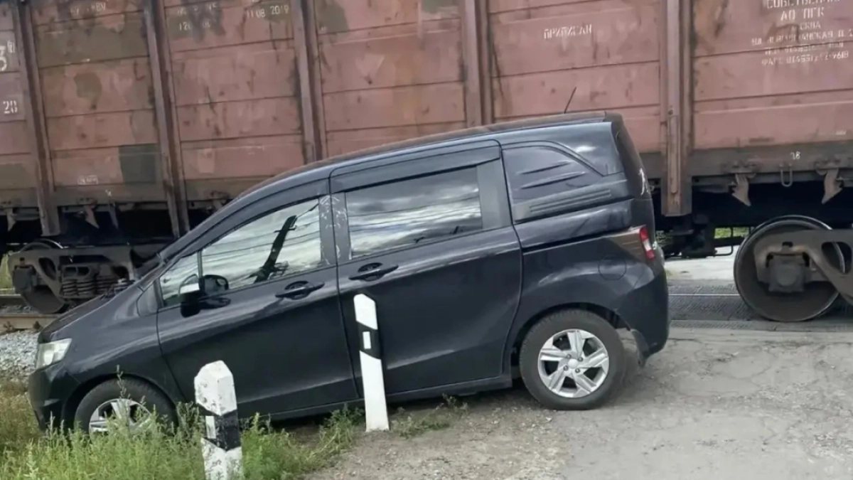 В Курганской области легковой автомобиль столкнулся с грузовым поездом
