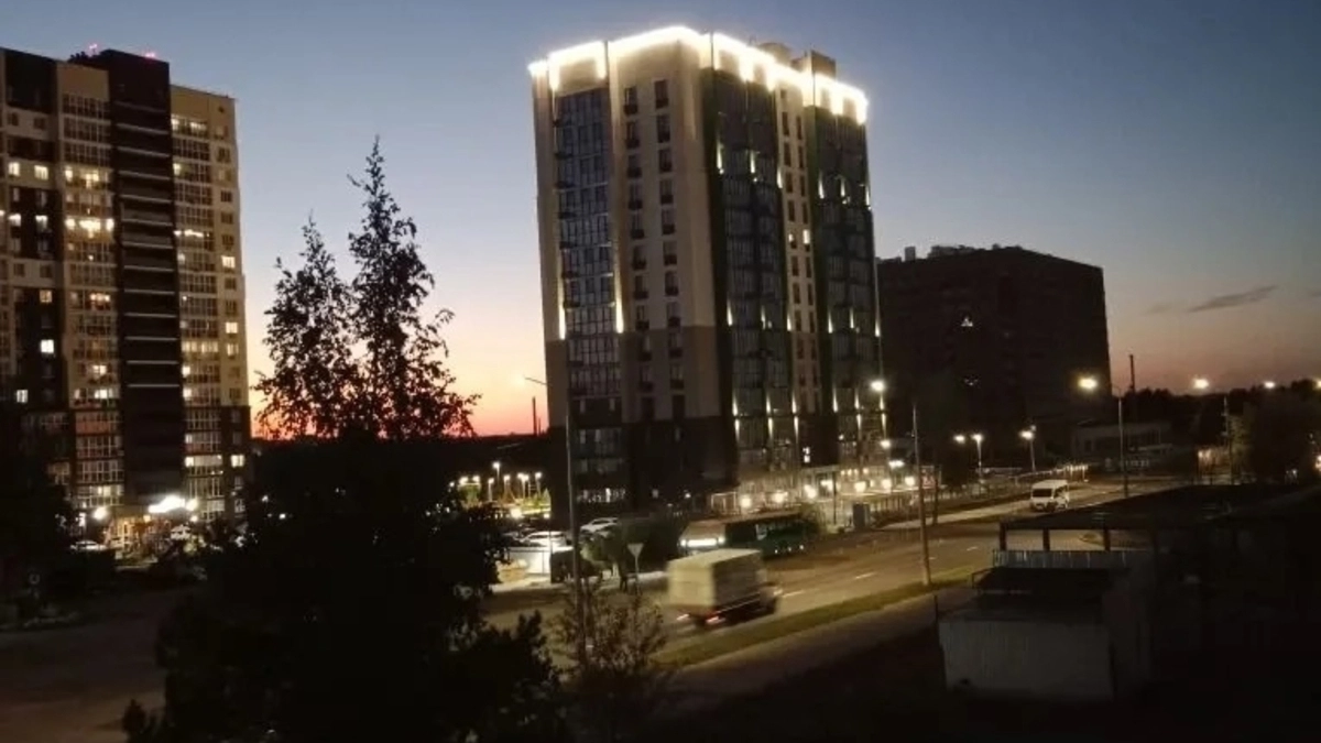 В Кургане на улице Гоголя устанавливают гранитные столбики для защиты тротуаров