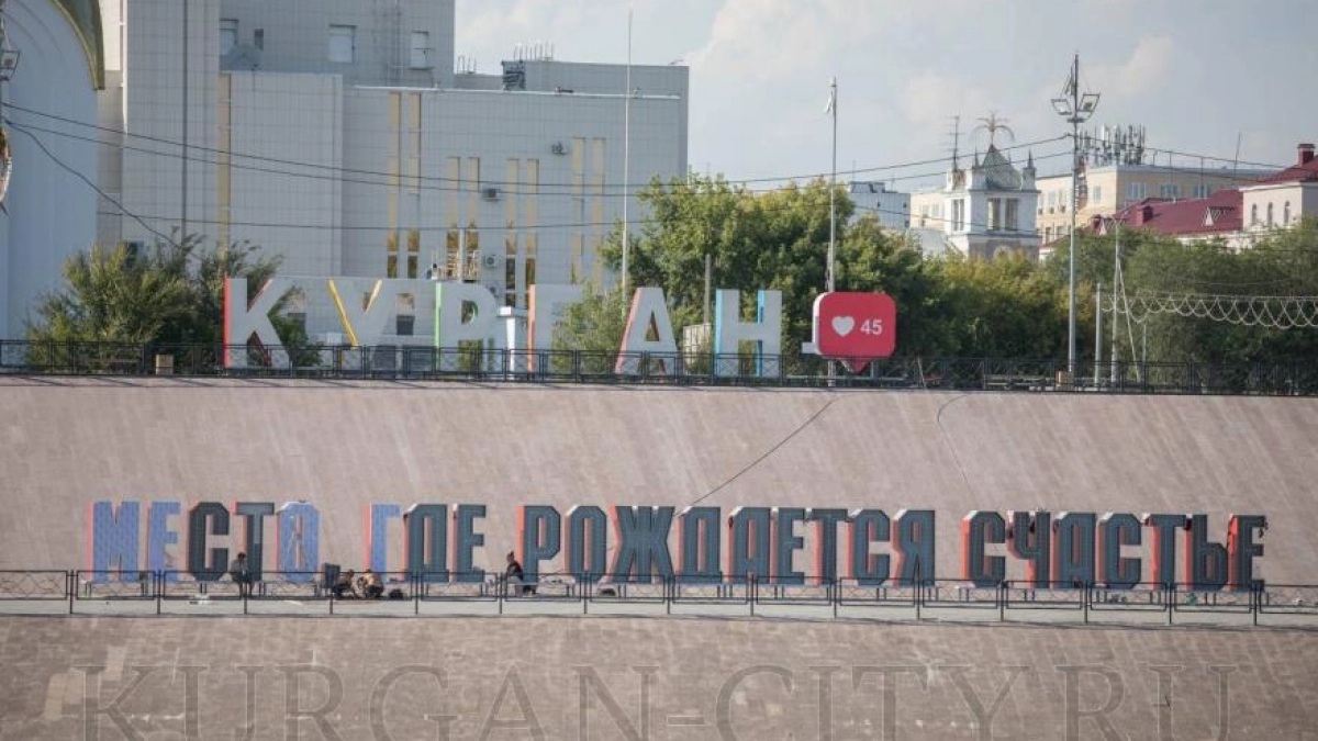 В Кургане монтируют гигантскую инсталляцию у Свято‑Троицкого собора