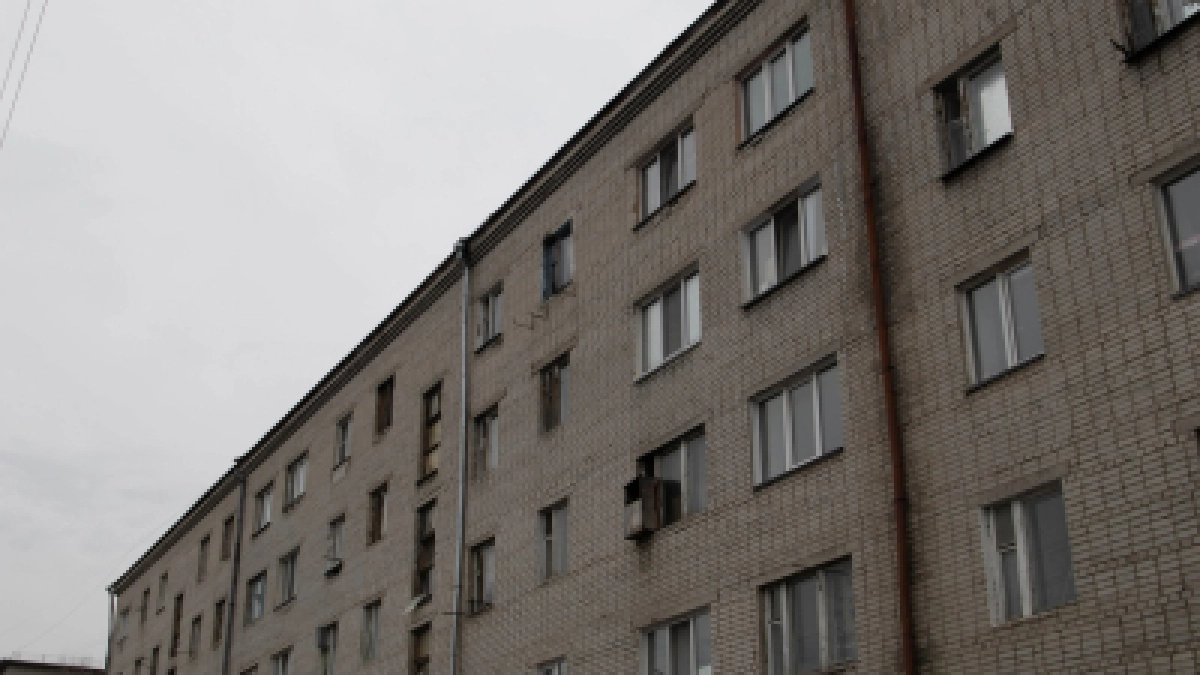 В Кургане стирают с карты ещё одну страницу городской истории: сносят аварийное общежитие 1954 года