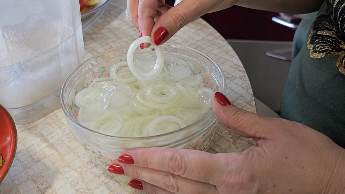 Зачем замачивать лук в ледяной воде перед салатом: вкус меняется за 10 минут