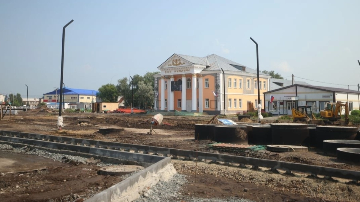 В Куртамыше продолжаются работы по благоустройству центральной площади