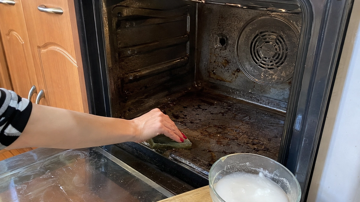 3 ложки в воду — и духовка чище новой: от липкого жира и нагара не останется и следа — сияет как на праздник