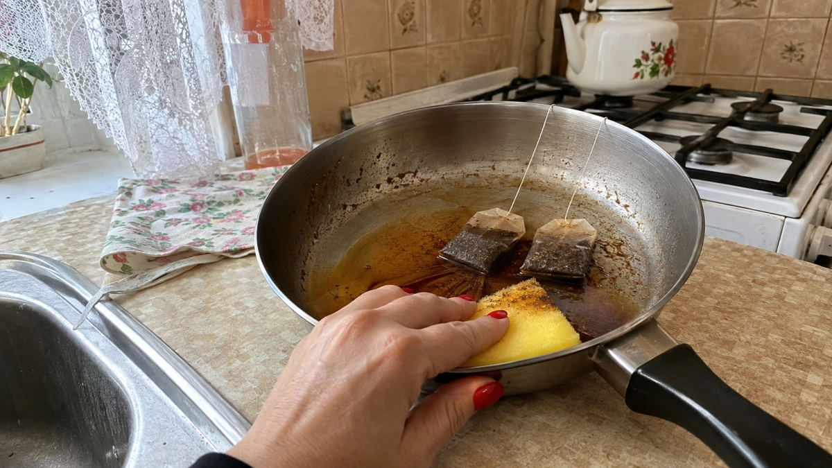Кладу на дно сковороды пару пакетиков чая  — старый нагар отлетает в миг, больше ничего не прилипает