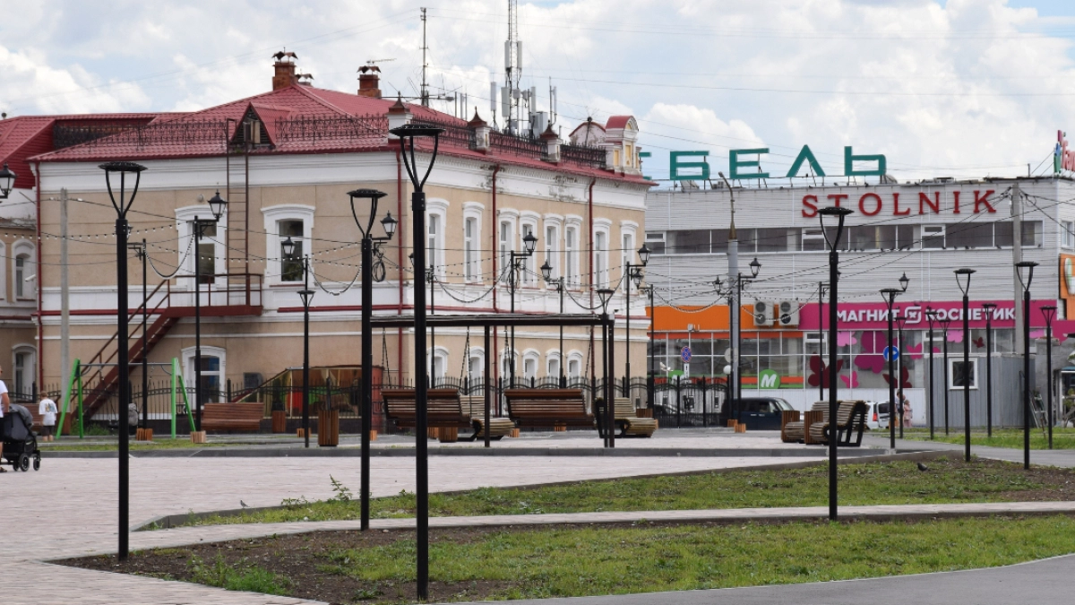 В Кургане благодаря обращениям граждан вывезли мусор с берега на Голубых озерах