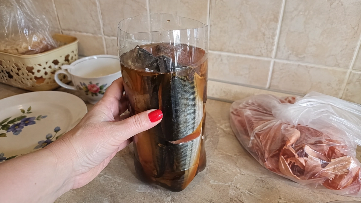 Готовлю скумбрию в бутылке лучше копченой: просто кладу тушку и заливаю маринадом — и никакой химии