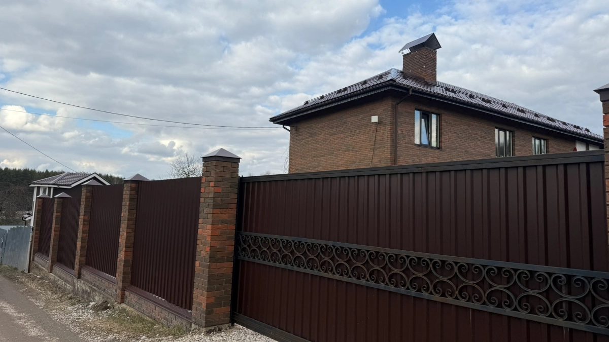 Глухие заборы — прошлый век: 5 дизайнерских альтернатив для приватности участка в 2026 году — выглядят дороже и эстетичнее