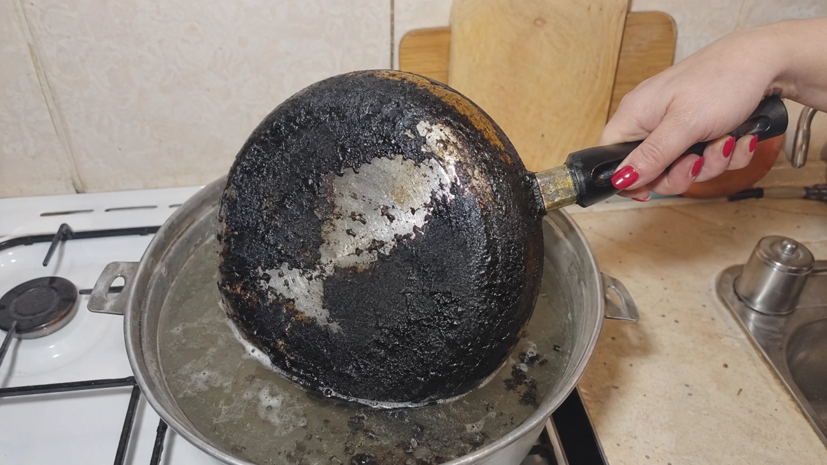 Метод 3 ложек: черная корка сползает сама словно кожура с банана — сковороду хоть на витрину магазина