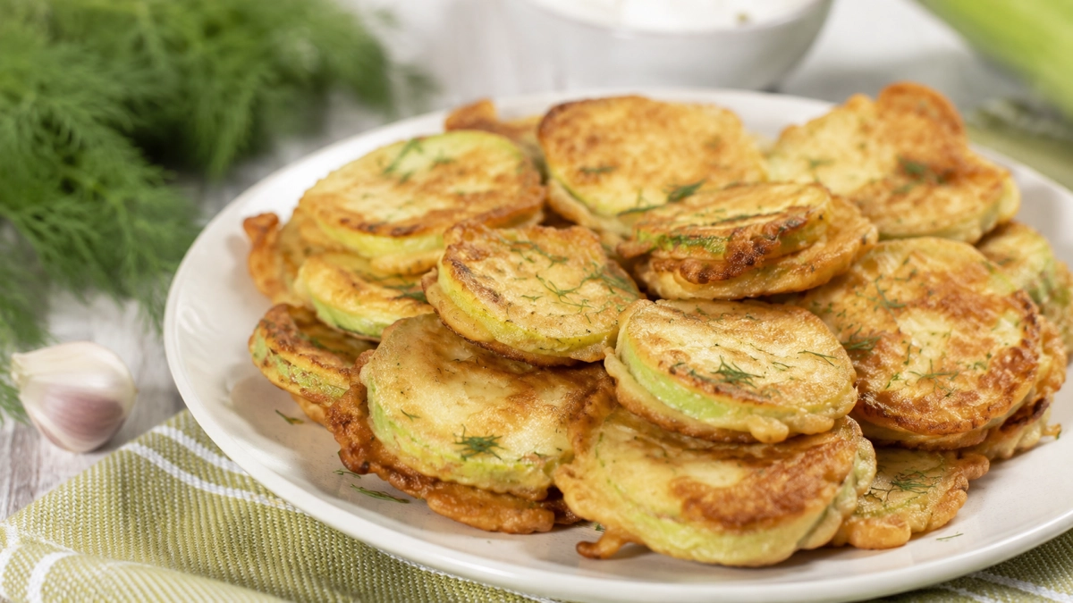 Лук тру на терке и жарю кабачки в кляре: очень вкусно и бюджетно — подходит и к рыбе, и к мясу