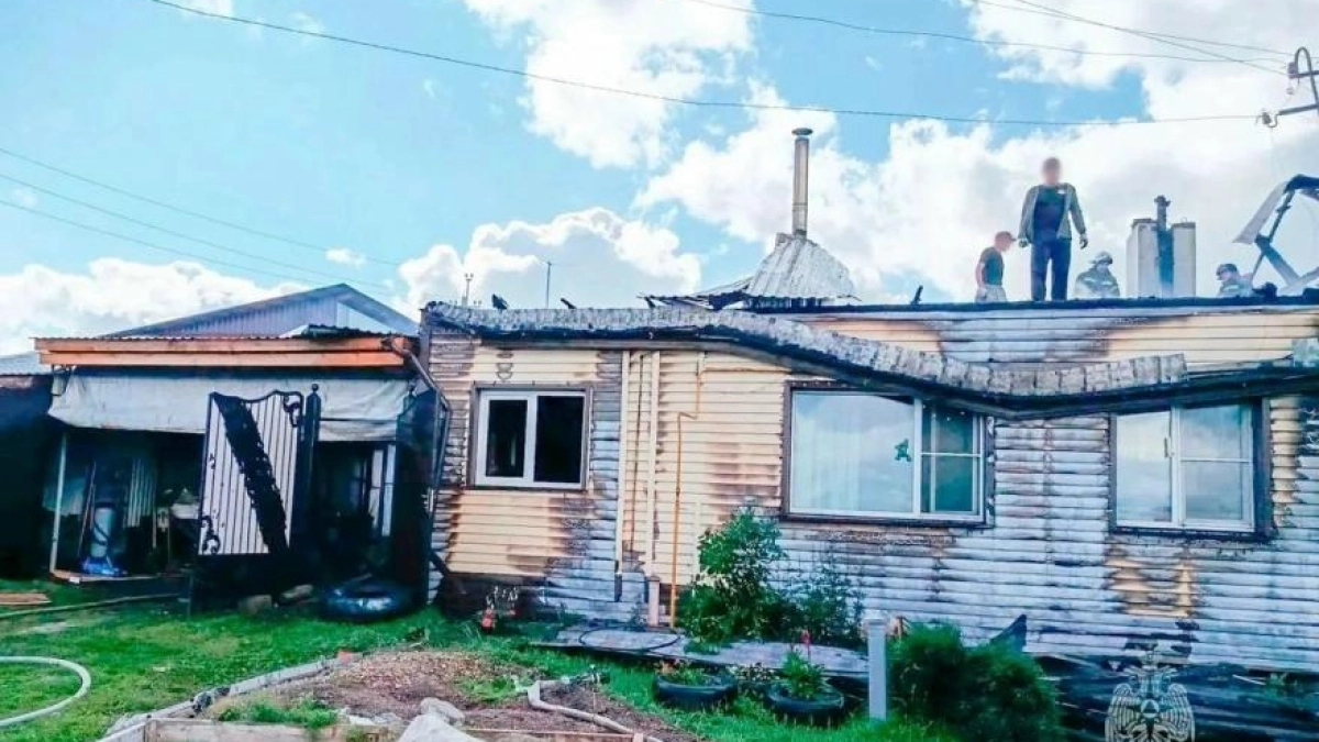 Четверо успели выскочить: в Курганской области загорелся жилой дом