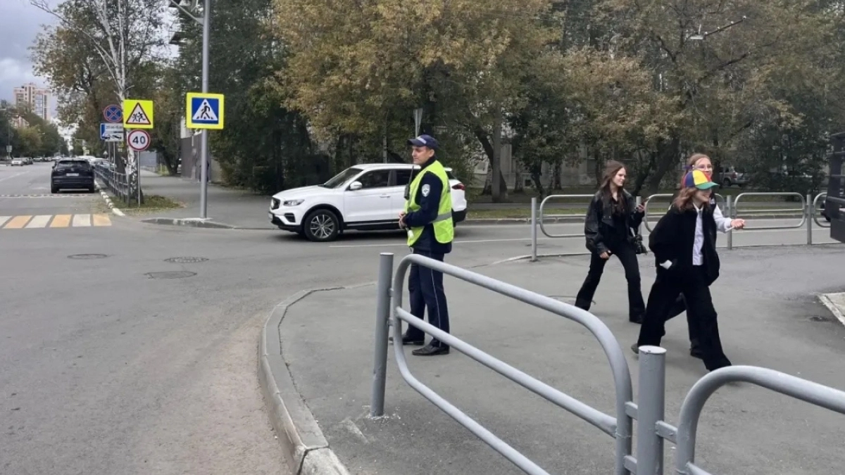 Курганские автоинспекторы в День знаний дежурят у школ и проверяют автокресла