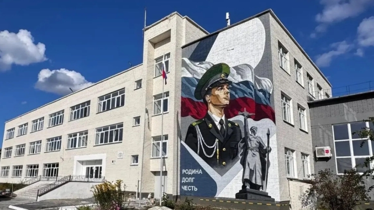 На стене кадетской школы мкр. Увал появился яркий мурал 