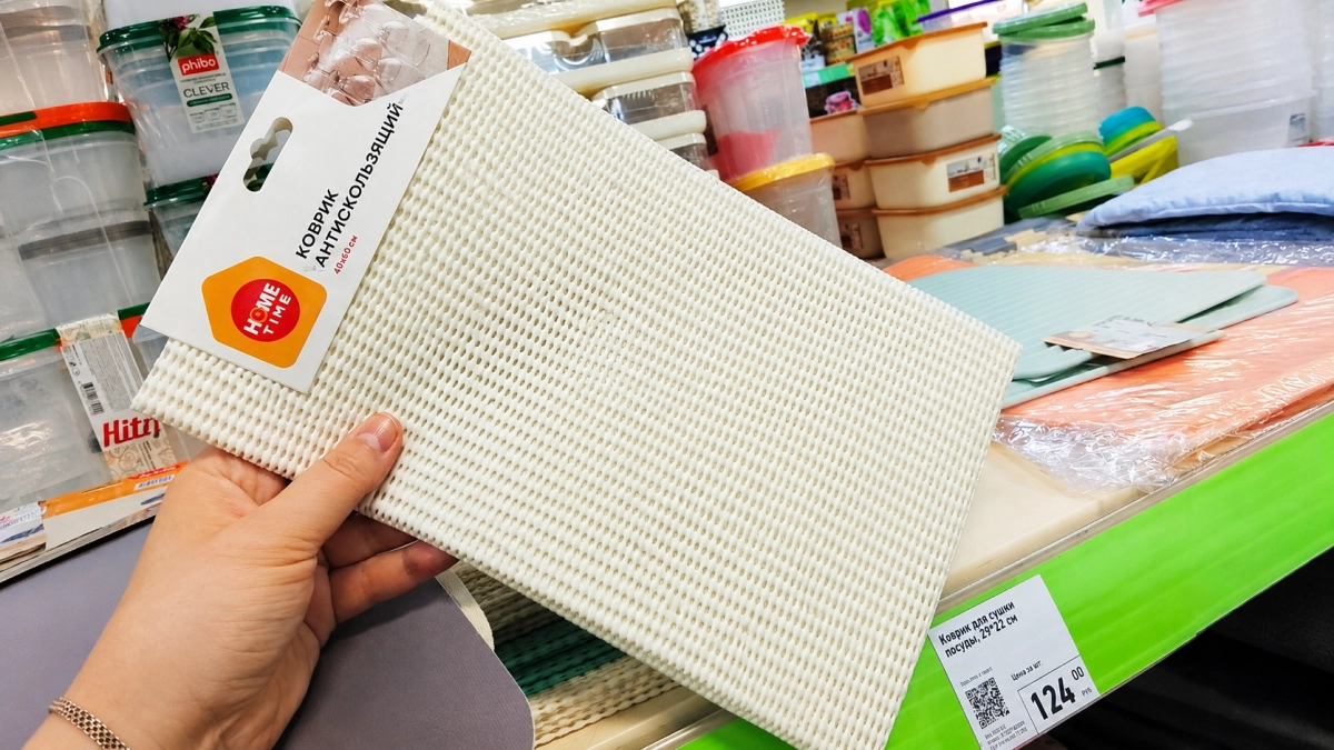 Скупаю в Fix Price антискользящие коврики, но не для сушки посуды: на подоконнике ему нашлось идеальное применение за 79 рублей