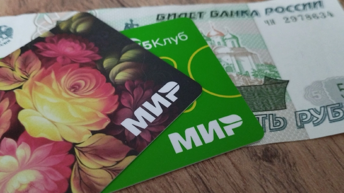 17-летний курганец обвиняется в краже денег с найденной на улице банковской карты