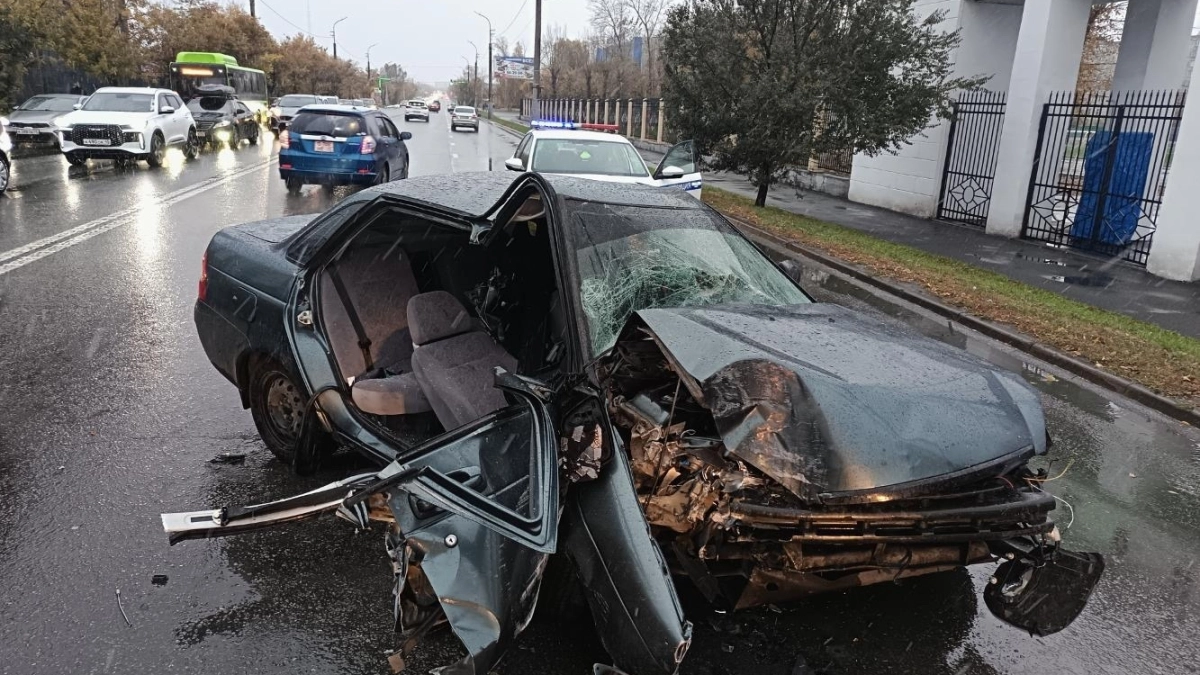 В Кургане водитель уснул за рулем и врезался в опору ЛЭП: пострадала 16-летняя пассажирка