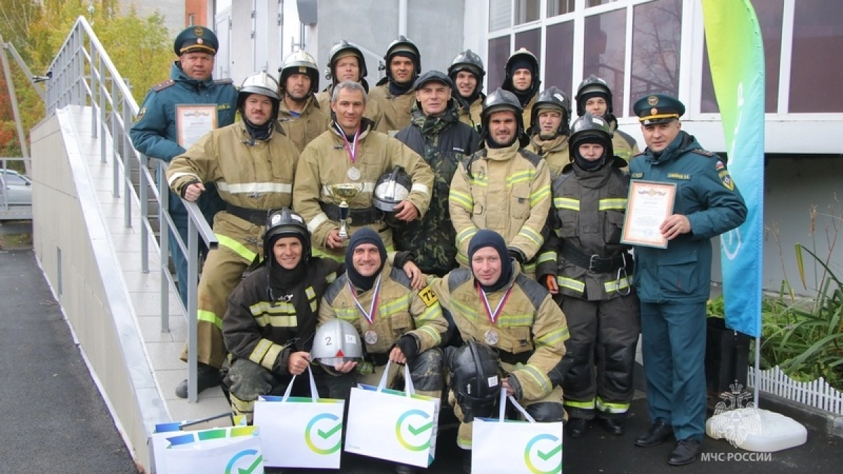 В Кургане пожарный в 30-килограммовой экипировке поднялся на 17-й этаж за 86 секунд
