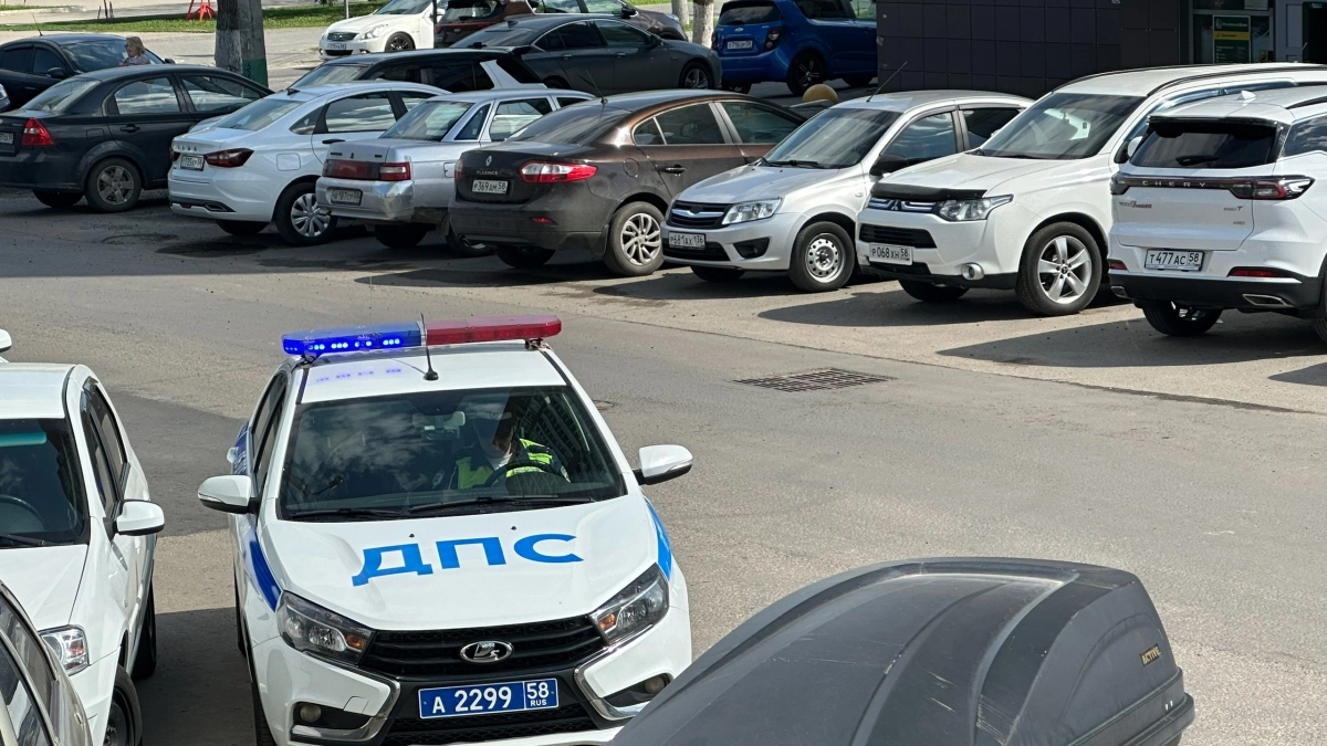 В Кургане мужчина перебегал дорогу на красный свет и попал под колёса Chevrolet Niva