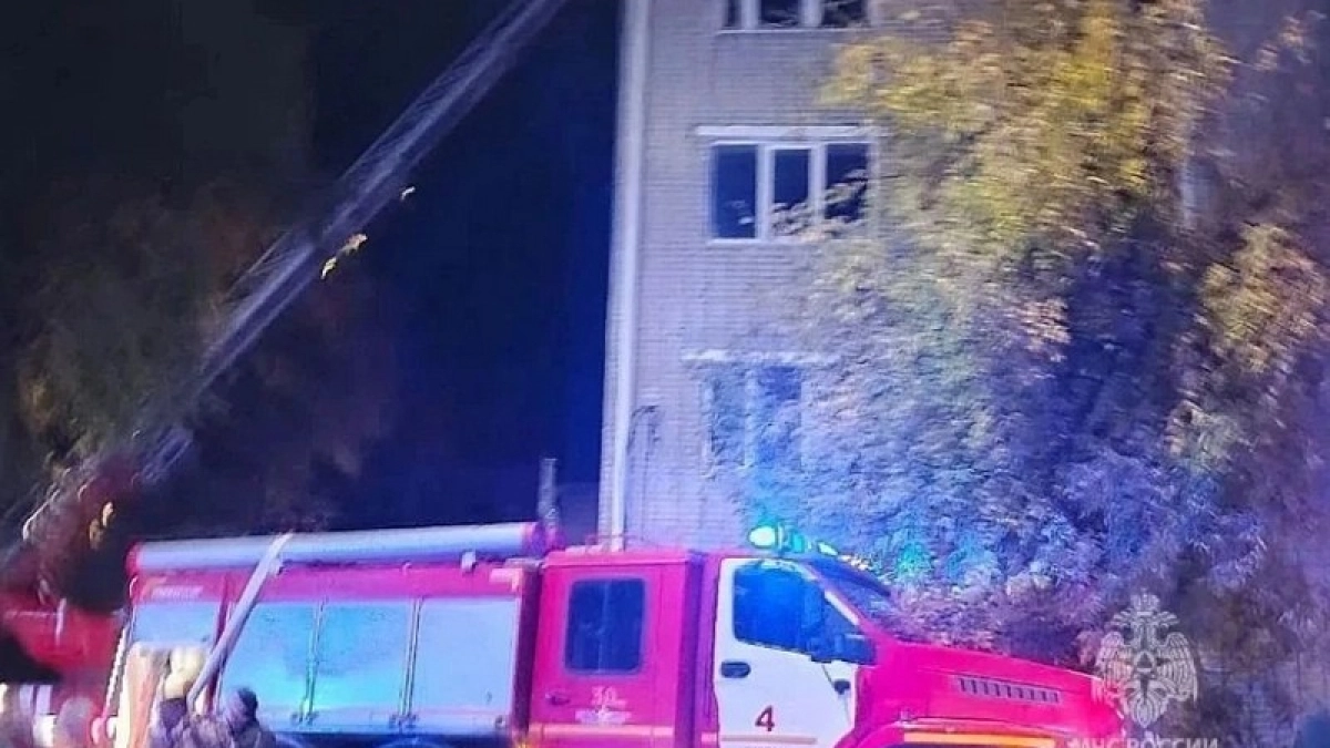 В Кургане пожарные спасли 50 человек из горящей пятиэтажки на улице Красномаячной