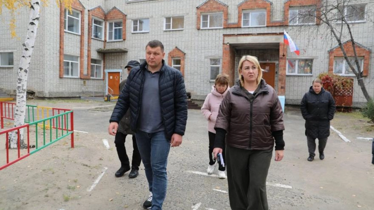 В Кургане мэр проверил ремонт школ и более 70 дворов во время субботнего объезда