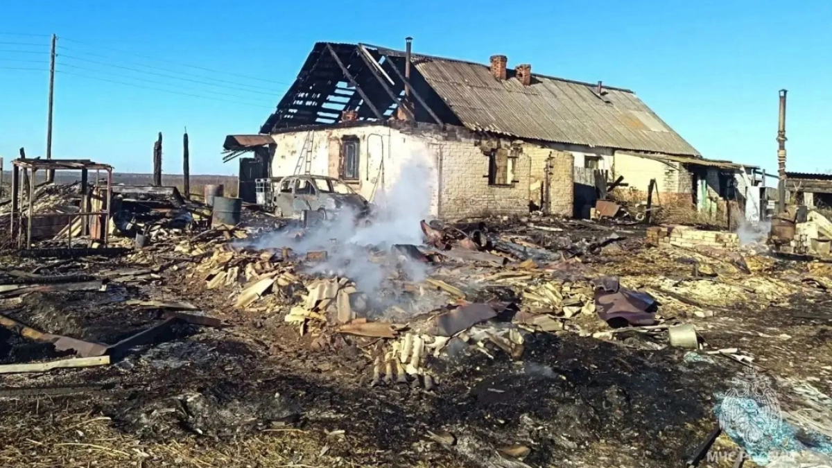 В Далматовском округе из-за короткого замыкания сгорели три здания и автомобиль