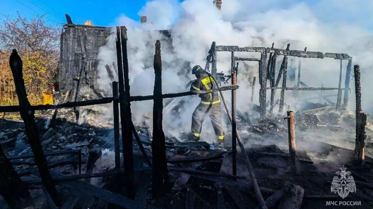 В Кургане из-за неисправной проводки сгорел многоквартирный дом по ул. Яна Пурица
