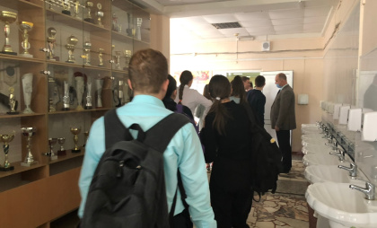 «Циркули, ножницы, баллончики, ножи – под строгим запретом»: в курганской школе будут досматривать учеников перед уроками