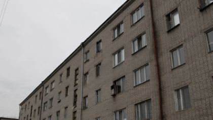 В Кургане стирают с карты ещё одну страницу городской истории: сносят аварийное общежитие 1954 года