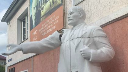В Кургане «Газель» повредила памятник В.И. Ленину 